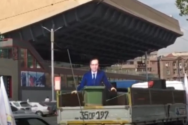Արսեն Թորոսյանը ևս «աղբարկղում է». ակցիա Երևանում