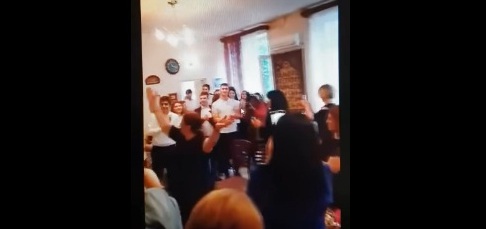 Պարող կինը դպրոցի տնօրենն է. Փաշինյանը տեսանյութ է հրապարակել Վերջին զանգից