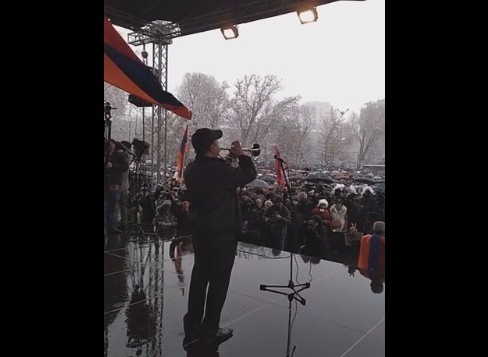 88-ի ոգին՝ նաեւ շեփորի հնչյուններով ՝ Ազատության հրապարակում