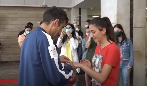 Արցախում վիրավորված զինծառայողը հիվանդանոցում ամուսնության առաջարկ է արել սիրած աղջկան