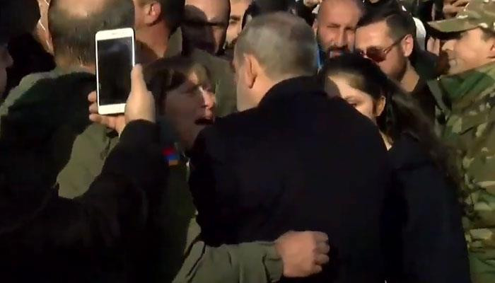 Նիկոլ, իմ տղեն էլ քո տղու նման պիտի ստեղ լիներ, բայց հողի տակ ա. զոհված զինծառայողի մայրը՝ վարչապետին