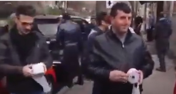 Քաղաքացիները զուգարանի թղթեր նետեցին Փաշինյանի ֆեյքերի ՊՈԱԿ-ի պարիսպներից ներս